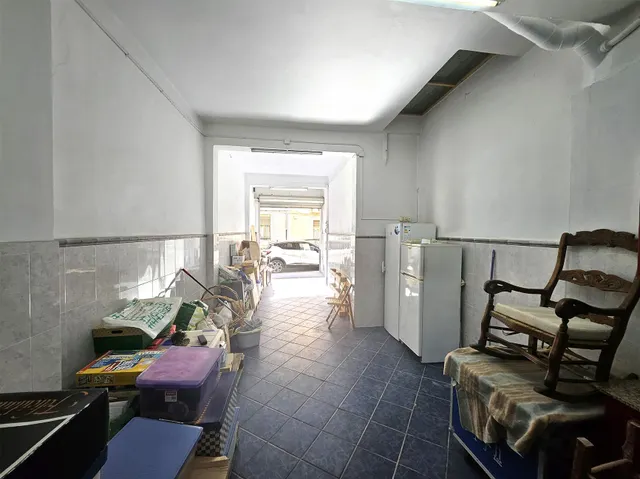 Se vende local en calle tranquila, zona noroeste de Castellón. Local en perfecto estado — 5