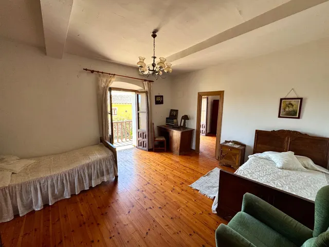 CONJUNTO DE EDIFICACIONES CON TERRENO URBANO EN LA REVILLA. — 19