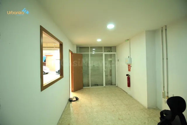 LOCAL COMERCIAL CON ENTRADA DE VEHICULOS EN MARIA AUXILIADOR - foto 4