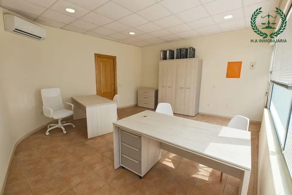 ¡Oportunidad Única! Local de Oficina en el Corazón Comercial del Pueblo