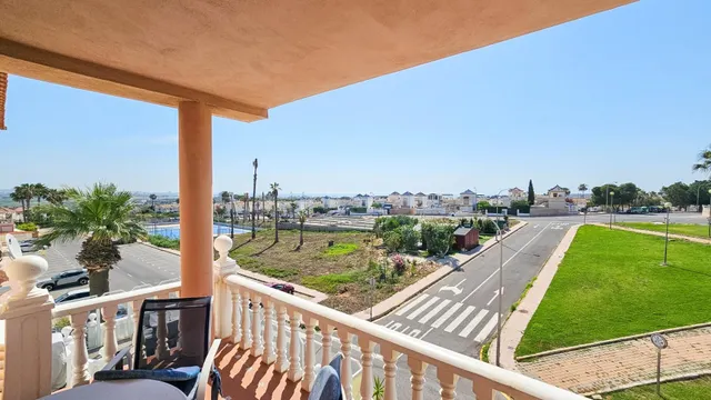 se vende un bungalo de 2 dormitorios en comunidad con piscina en Los Altos de Torrevieja — 6