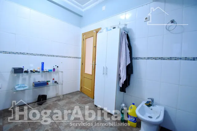 MUY AMPLIO CON 5 DORMITORIOS Y TERRAZA EN CENTRO — 32