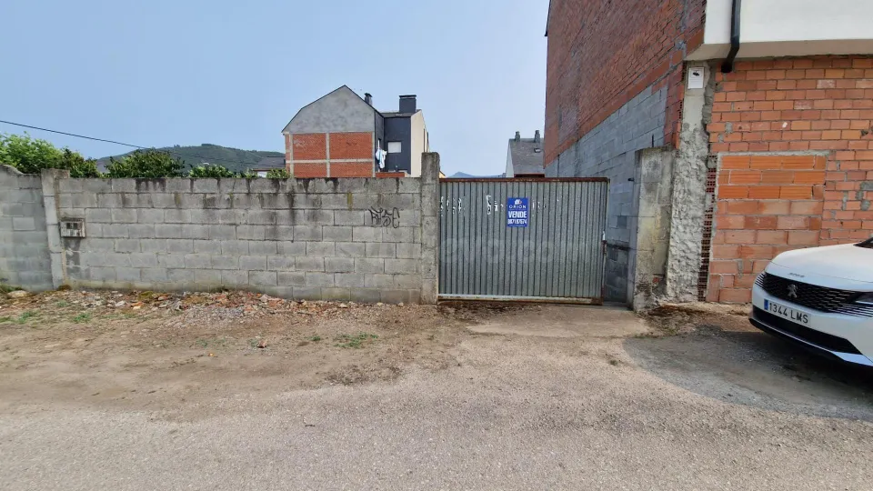 SE VENDE SOLAR DE 209 M2 EN LA PLACA