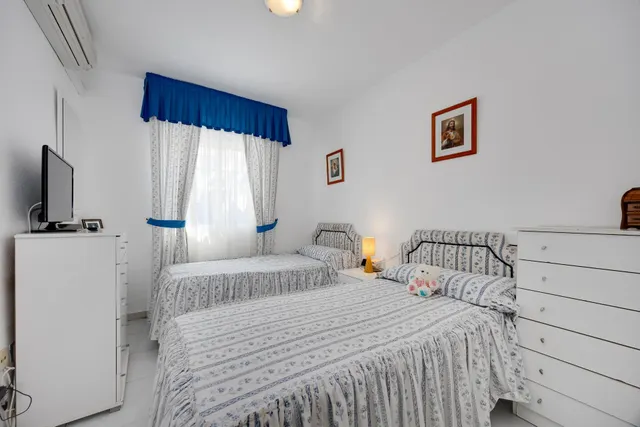 Bungalow planta baja con jardín y piscina junto c.comercial — 24