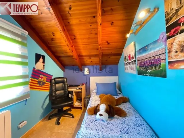 Chalet independiente con piscina privada, 5 dormitorios y placas solares en parcela de 450 m2 — 27