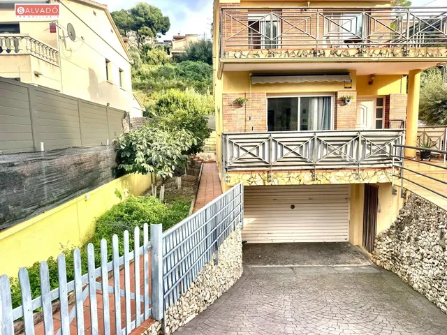 Casa con gran jardín, pérgola y barbacoa en Segur de Calafell !! — 2