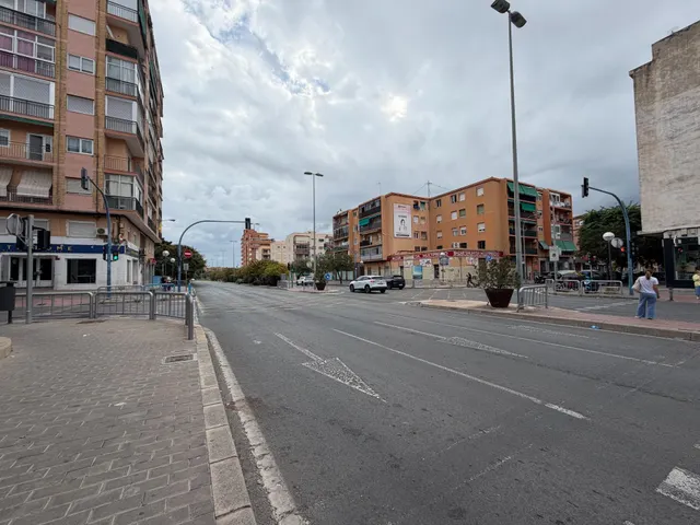 ¡piso reformado de 3 habitaciones con balcón junto al hospital general y el tranvía! — 24