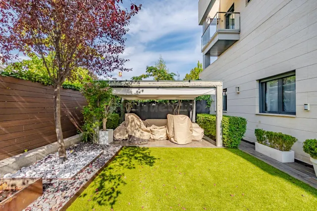 Exclusiva Vivienda en Planta Baja con Jardín Privado - foto 3