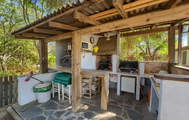 Chalet independiente de una planta con apartamento, piscina y parcela urbana de 2.800 m2 — 44