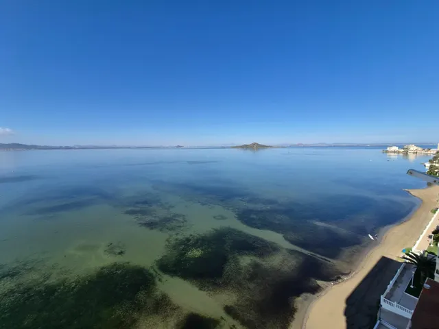 Apartamento situado en la urbanización Torre Luquillo, en el kilómetro 5,5 de La Manga del Mar Menor, que destaca por sus impresionantes vistas tanto al Mar Menor como al mar Mediterráneo. — 19