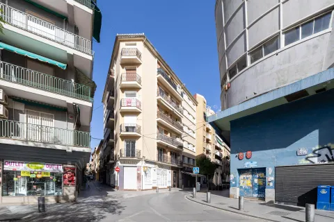 Local Comercial en el Corazón de Granada - Oportunidad Única
