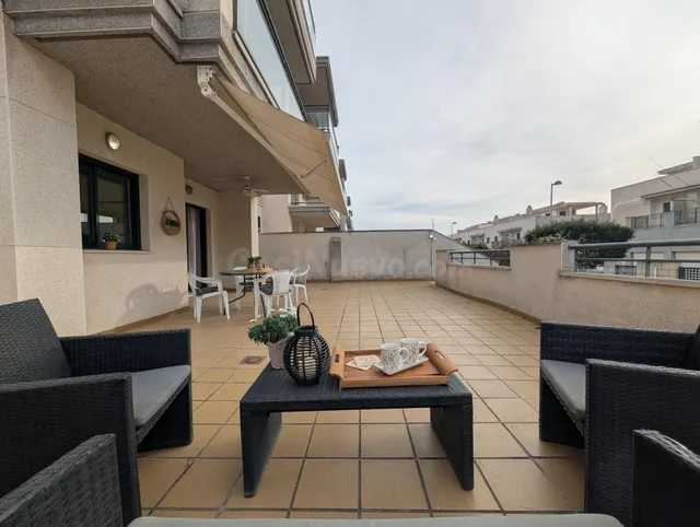MAGNÍFICO BAJO ESQUINERO CON GRAN JARDÍN Y TERRAZA EN LA URB