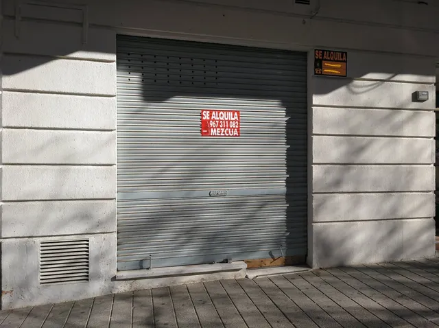LOCALES COMERCIALES EN ZONA DE SERVICIOS TOTALMENTE ACONDICIONADOS — 2