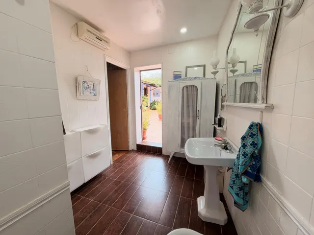Acogedora casa de planta baja con jardín mediterráneo, patio soleado y gran garaje privado en Las Palas — 48