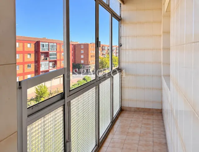 Piso en venta para reformar en Valladolid con terraza y 3 do - foto 3