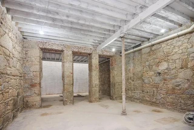 Local singular en edificio modernista, con altura de techos y paredes de piedra — 8