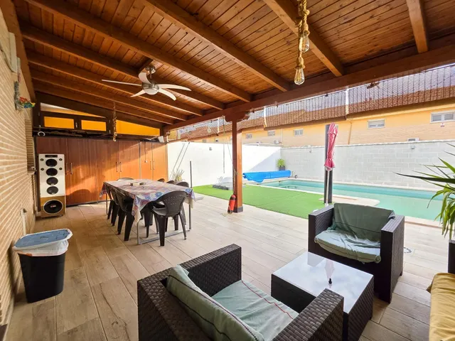 Precioso chalet adosado de 4 dormitorios con piscina privada y garaje en Carranque — 9