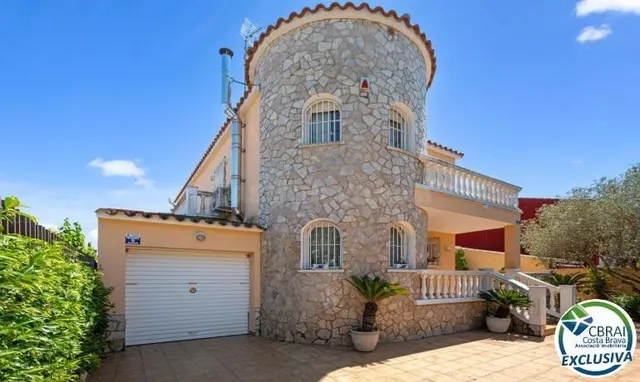 MAS NOU Amplia casa con 5 dormitorios, garaje privado, jardí - foto 3