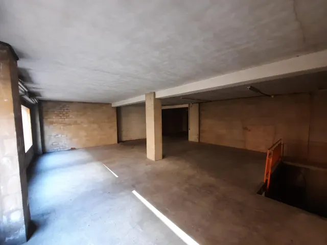 LOCAL COMERCIAL CON ACCESO DESDE DOS CALLES — 9