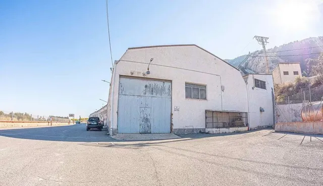 Complejo industrial con más de 6.000 m2 y gran parcela en Or - foto 5