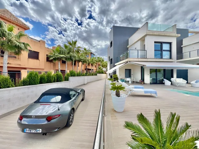 elegante villa con vistas parciales al mar. — 50