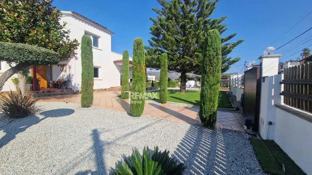 Roses | Exclusiva vivienda sobre parcela de 1.190 m2 en ento - foto 3