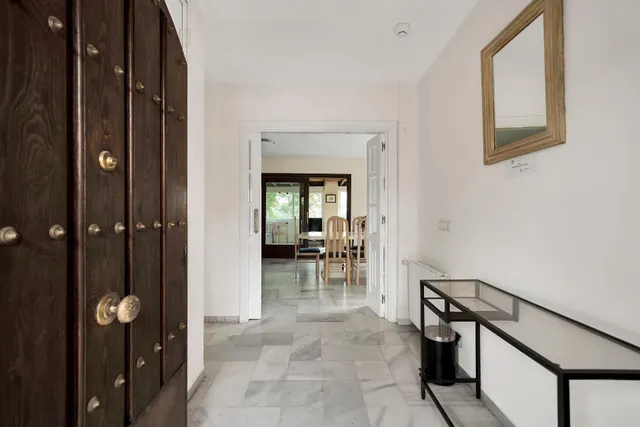 Alquiler larga temporada - Villa Privada con Piscina y Amplio Jardín en Cerrado de Elviria, Marbella — 14