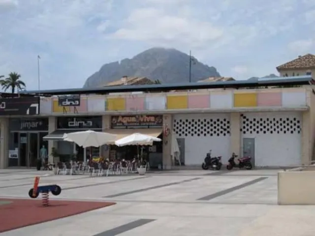 SE VENDE Y ALQUILA LOCAL COMERCIAL AREA COMERCIAL PLAZA SOL 