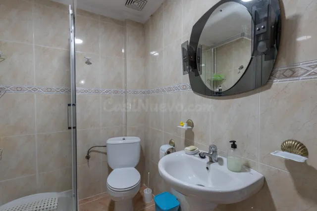 Casa en planta baja con cuatro naves y local — 35