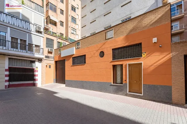 AMPLIA PLANTA BAJA JUNTO ARABIAL CON GARAJE — 20