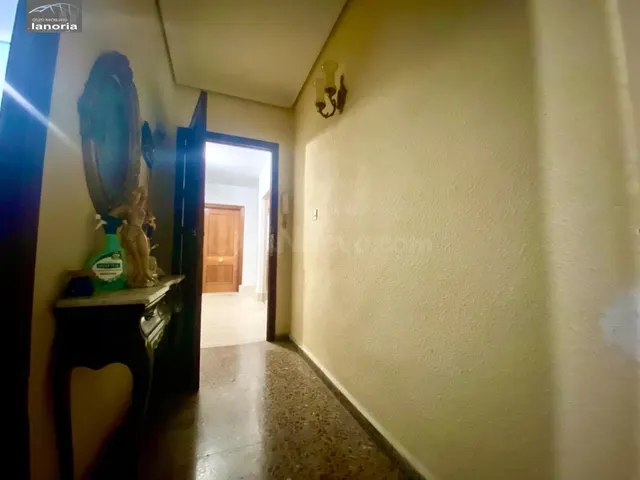 Grupo la Noria VENDE piso CON ascensor para REFORMAR y cochera individual con vado. 3 habitaciones, 1 baño. — 3