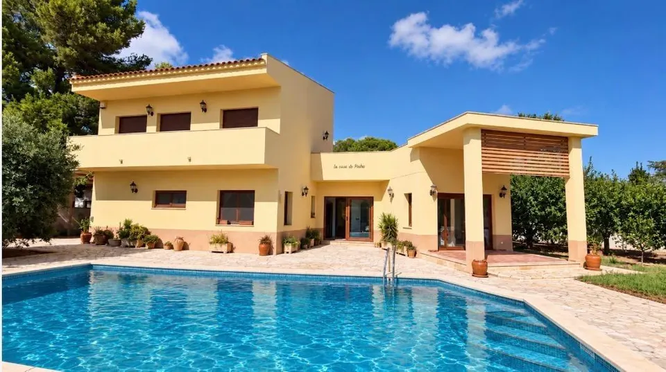 Espectacular Chalet en Mont-Roig del Camp con Piscina y Amplio Jardín