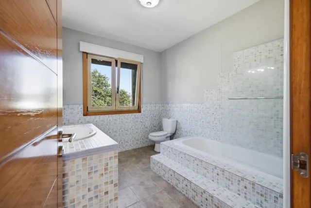 UNA JOYA EN PIEDRA GALLEGA EN EL CORAZÓN DE LAS RÍAS BAIXAS. 407 m2 construidos | Parcela: 1.626 m2 | Dormitorios: 4 | Baños: 3 — 33