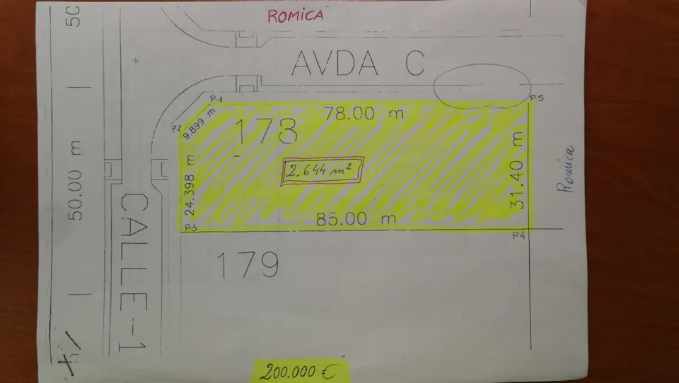 SE VENDE PEDAZO DE TERRENO, HACIENDO ESQUINA CON 2 AVENIDAS EN POLIGONO ROMICA