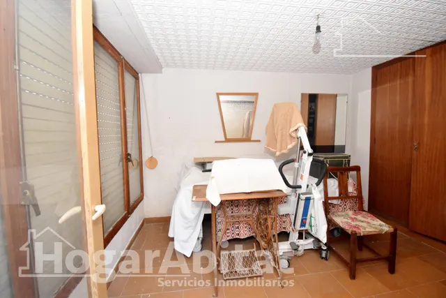 Amplia casa con local comercial, garaje y terraza — 35