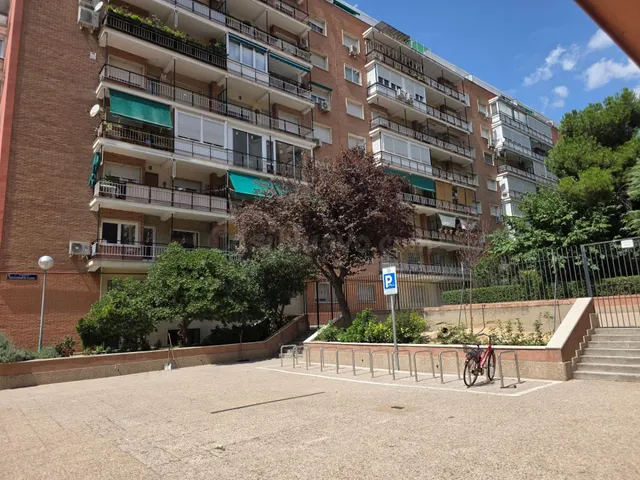Amplio piso de 157 m2 con terraza, garaje y vistas al Retiro en Jerónimos — 35