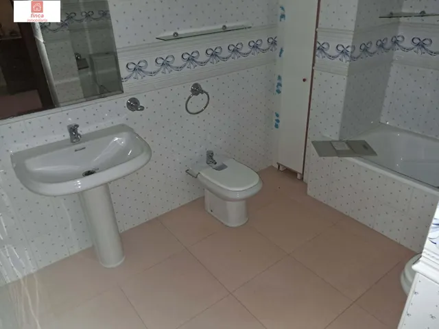 Se vende vivienda doble en Montijo, zona centro, plaza santa clara, a tres calles, con garaje y piscina — 27