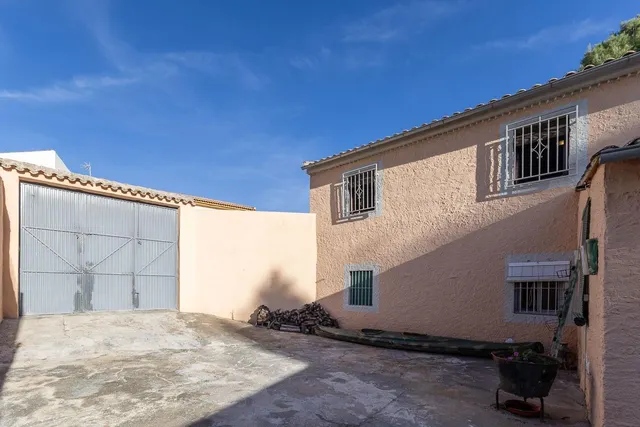 Amplia casa independiente de seis dormitorios a un paso del pantano de los Bermejales — 9