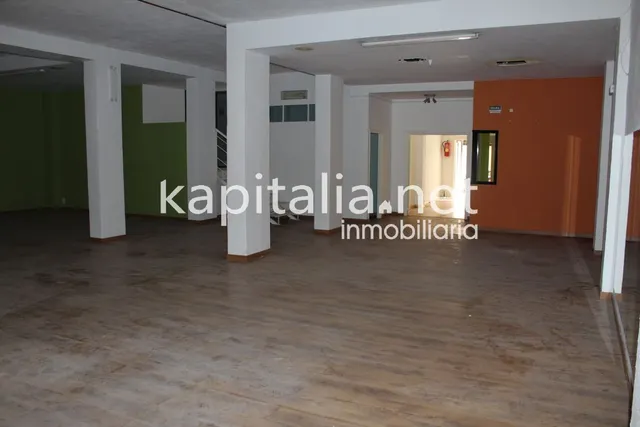 Se alquila  local comercial — 8