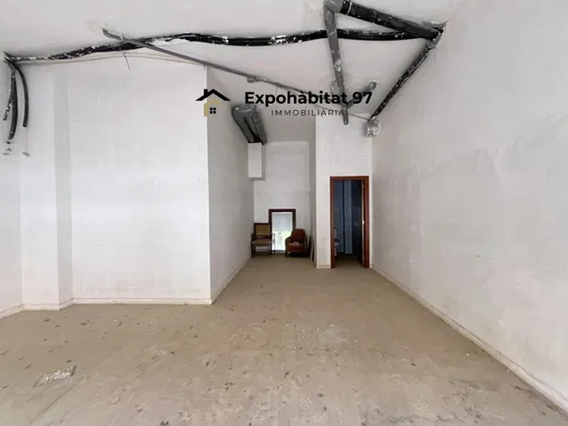 LOCAL AMB SORTIDA DE FUMS — 14