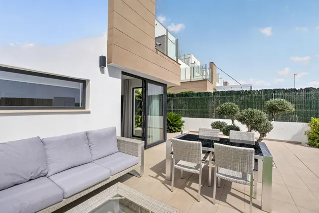 Moderna Vivienda Familiar con Piscina Privada en Excelente Ubicación — 43