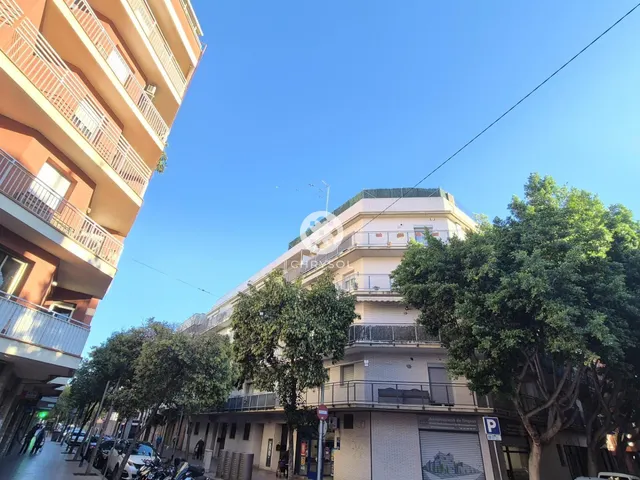 Dúplex con encanto de casa independiente, 4 dormitorios y terraza de 20 m2. — 37