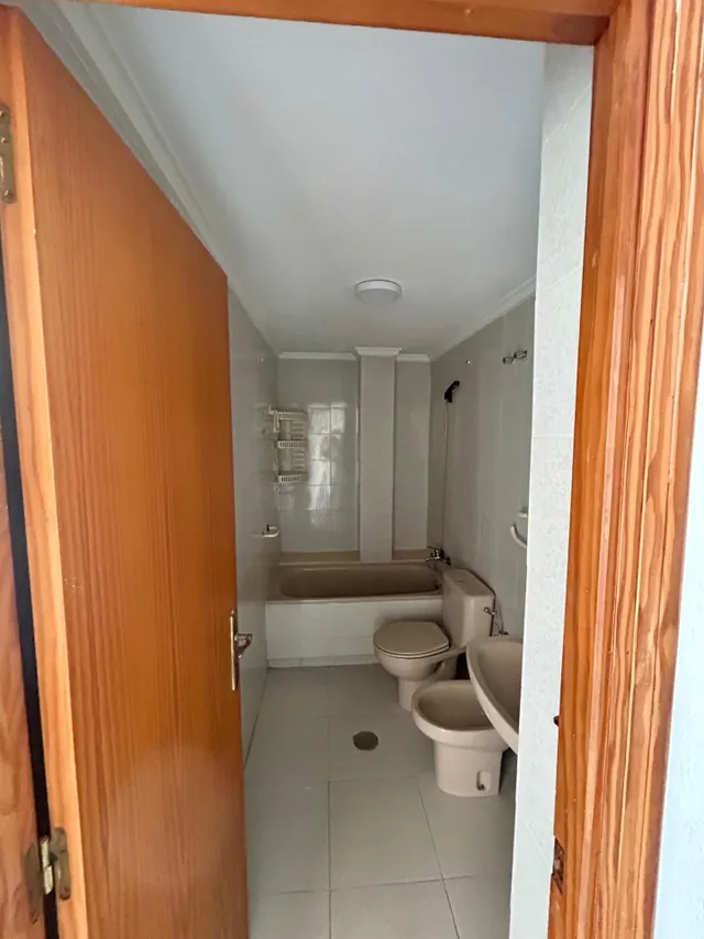 ¡Oportunidad Única! Ático para Reformar en el Centro de Torrevieja con Vistas Despejadas. — 5
