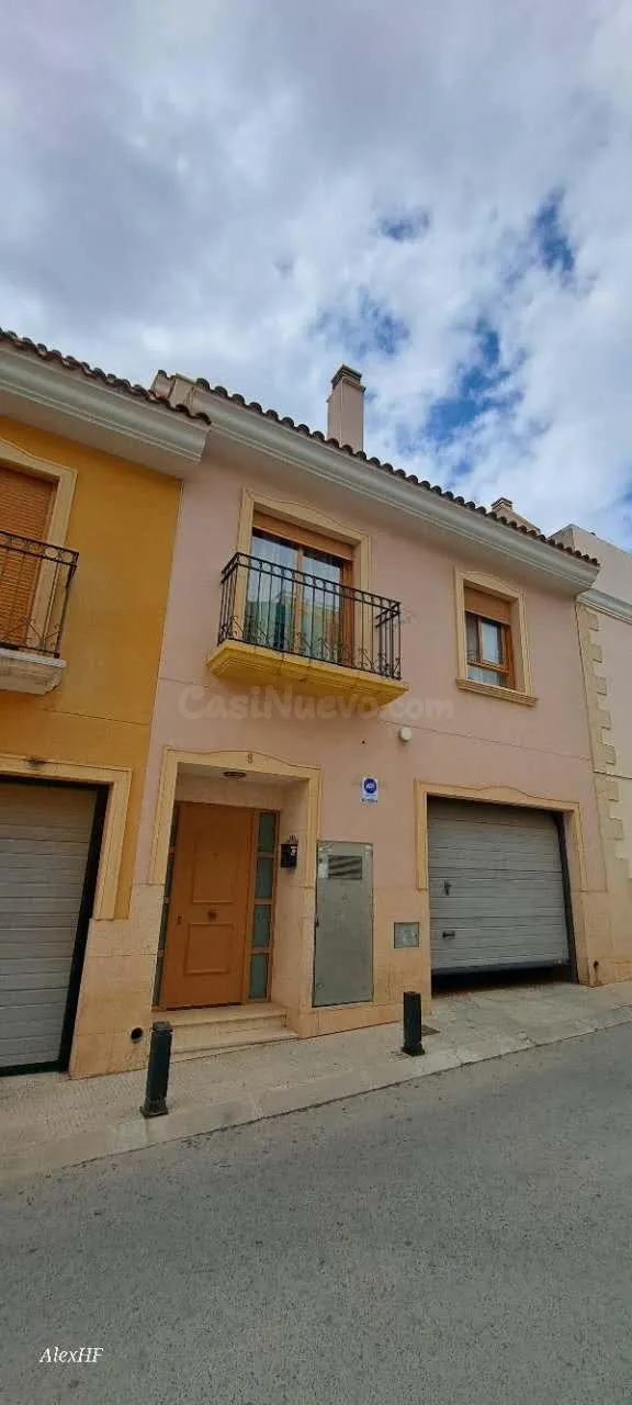 ¡Oportunidad Única en el Corazón de La Nucía! Amplia Casa Un - foto 3