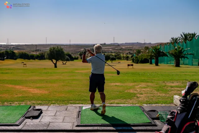 OPORTUNIDAD DE LUJO, EN URB. GOLF VALLE DEL ESTE, VERA. — 34