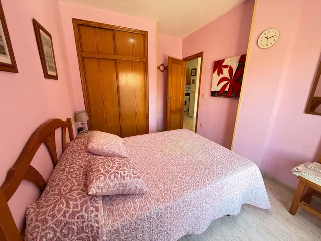 Apartamento en esquina de 2 dormitorios a 500 m de las piscinas naturales en Torrevieja!!! — 15