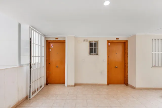 Apartamento de 2 dormitorios con piscina, garaje y trastero cerca del centro de Torrevieja — 23