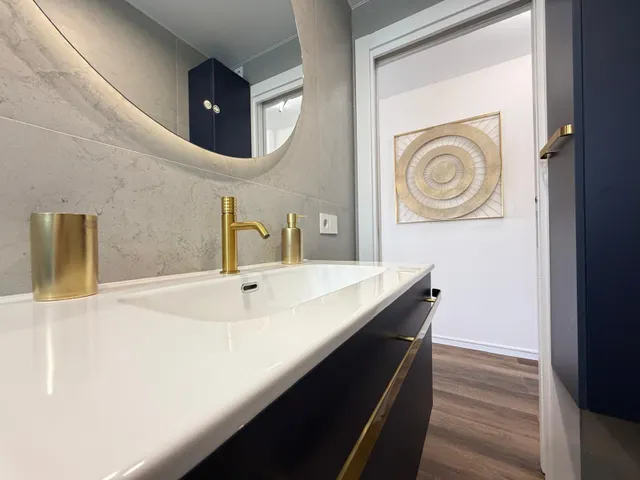 Apartamento totalmente reformado con vistas al mar y a 100 metros del puerto. con 3 dorm. 2 baños. superficie de 100 m2. — 25