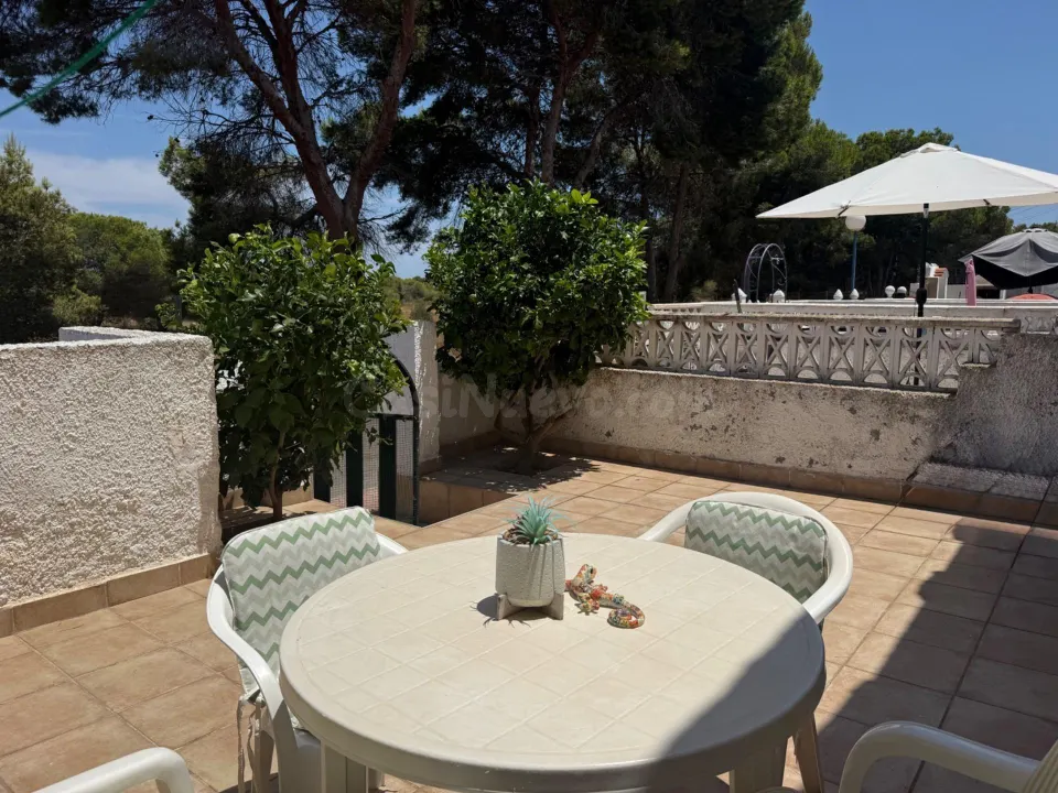 Encantador bungalow con amplia terraza privada y piscina comunitaria en El Chaparral, Torrevieja