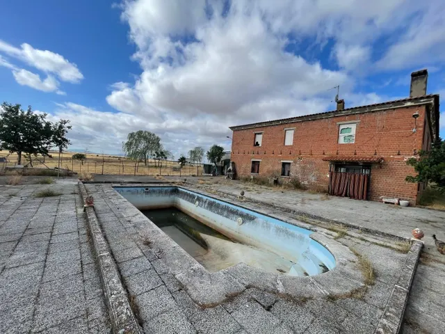CASA DE CAMPO CON NAVE DE 300M EN EL COLLADO SIERRA DE FUENT